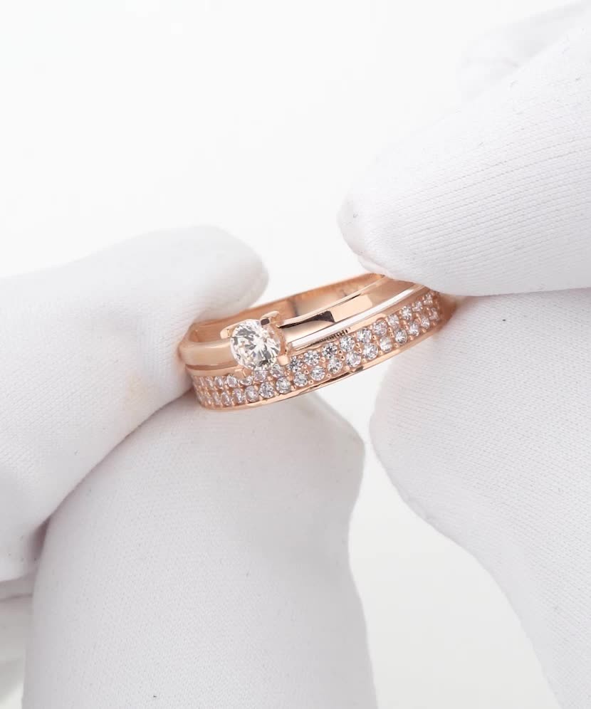 Gold ring with zircons
