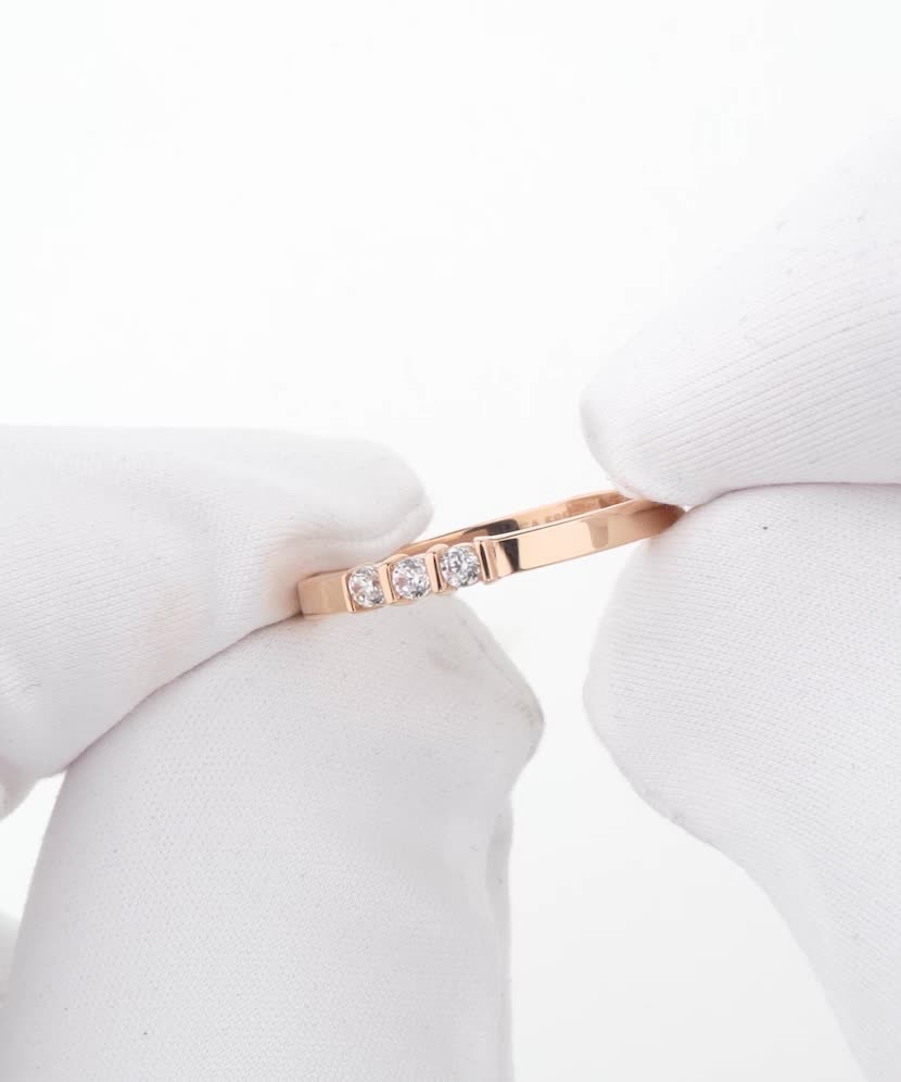 Gold ring with zircons
