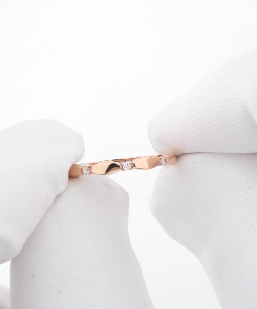 Gold ring with zircons