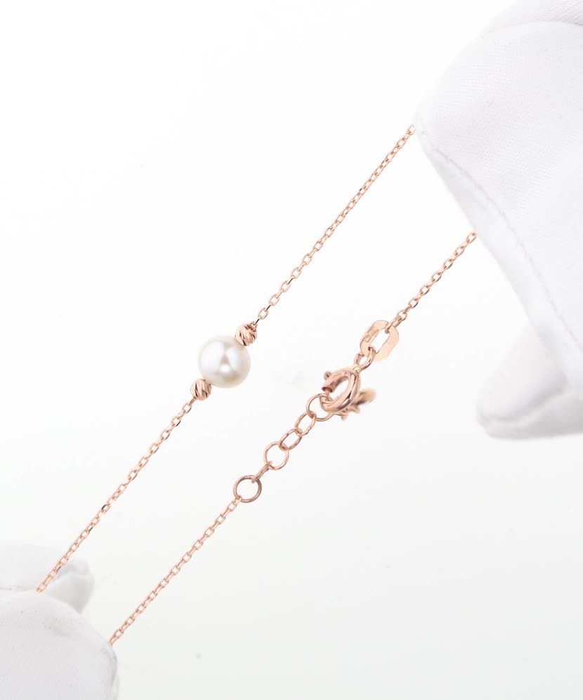 Gold bracelet with a pearl and a cubic zirconia clasp
