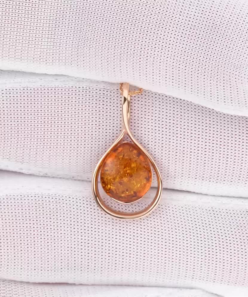 Gold pendant with amber