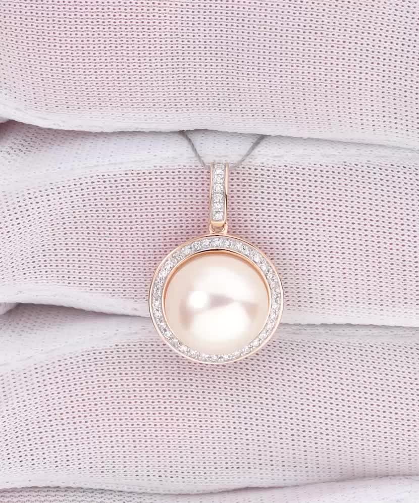 Rose gold pendant with pearl and diamonds