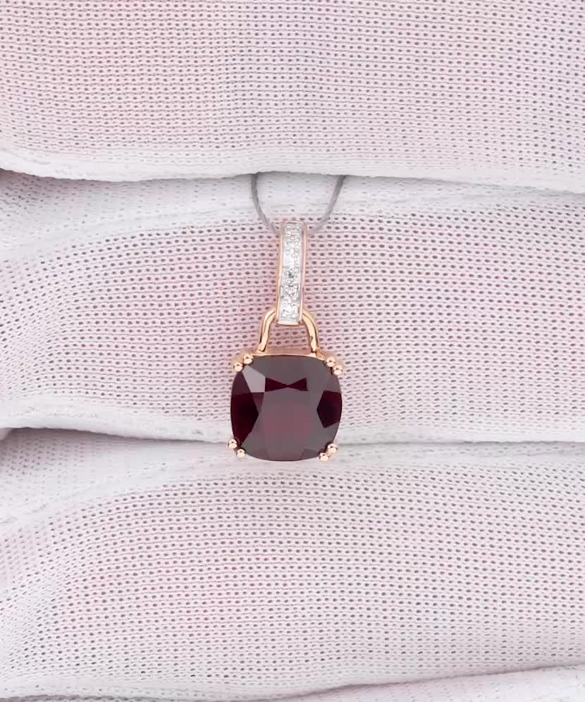 Rose gold pendant with garnet and diamonds