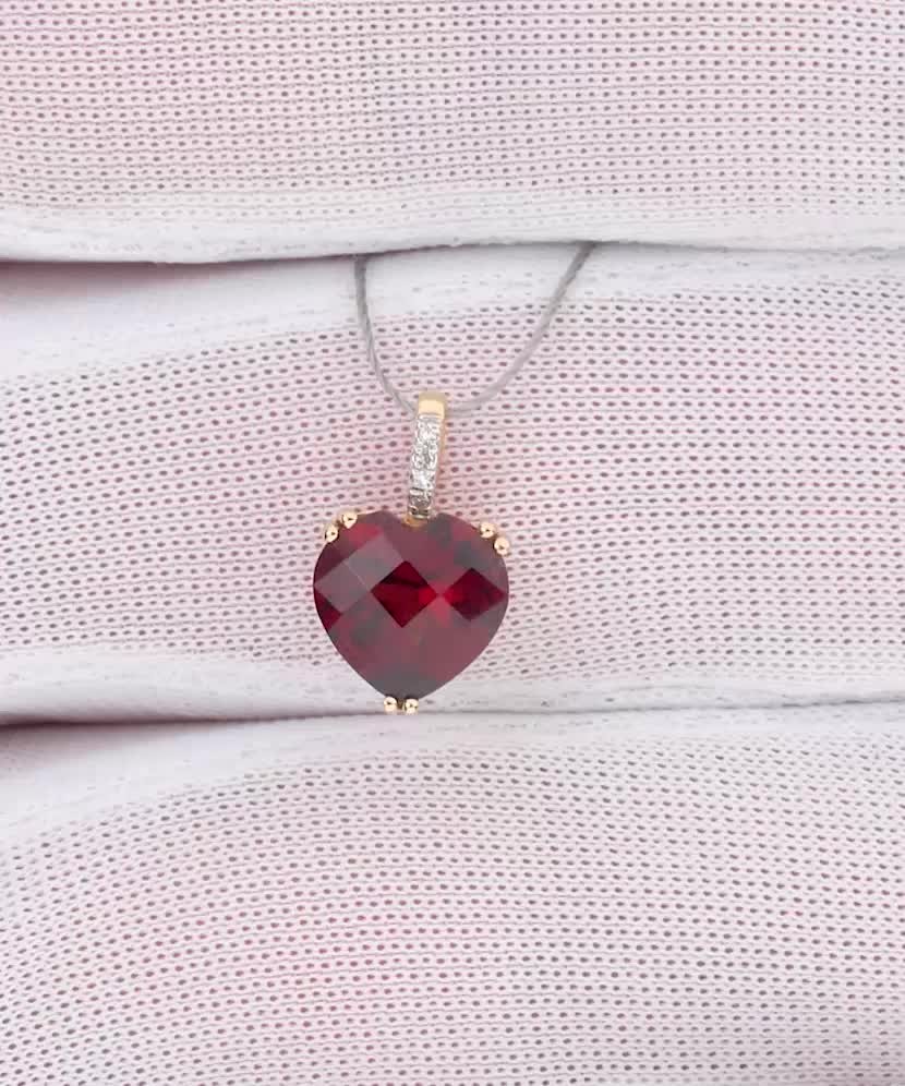 Yellow gold pendant with garnet and diamonds “Heart”