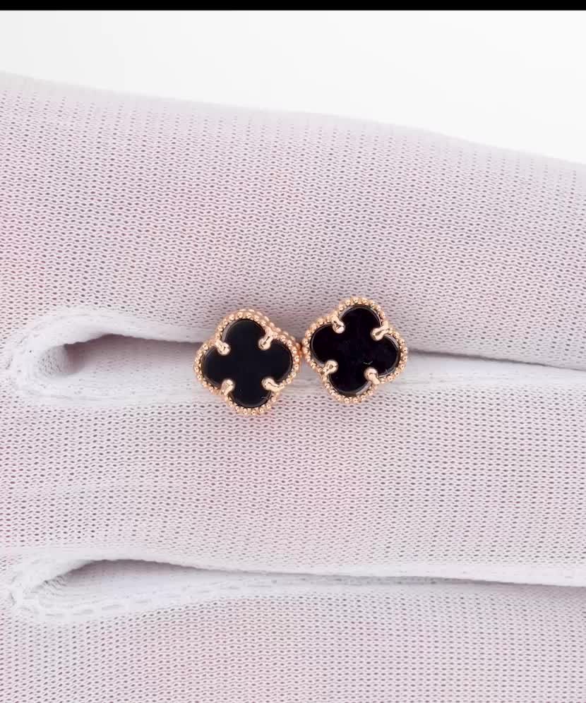 Gold earrings with onyx
