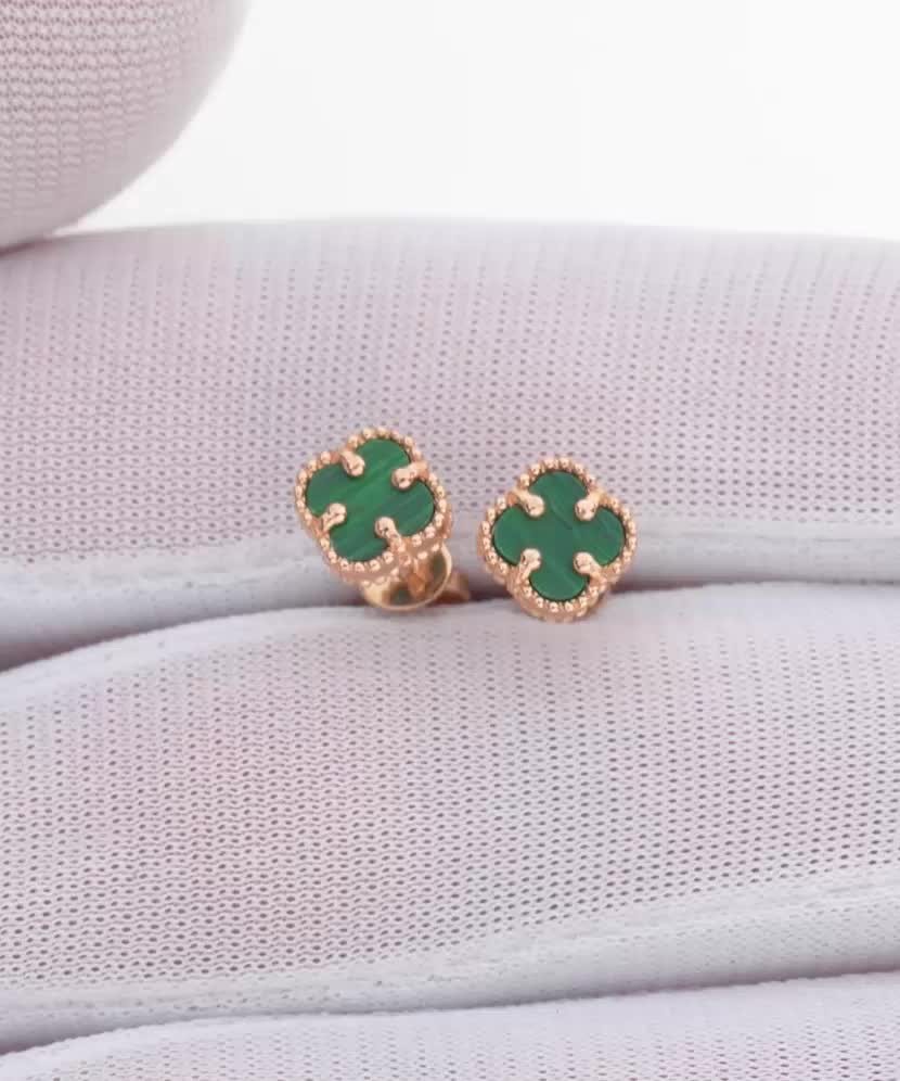 Gold earrings with malachite