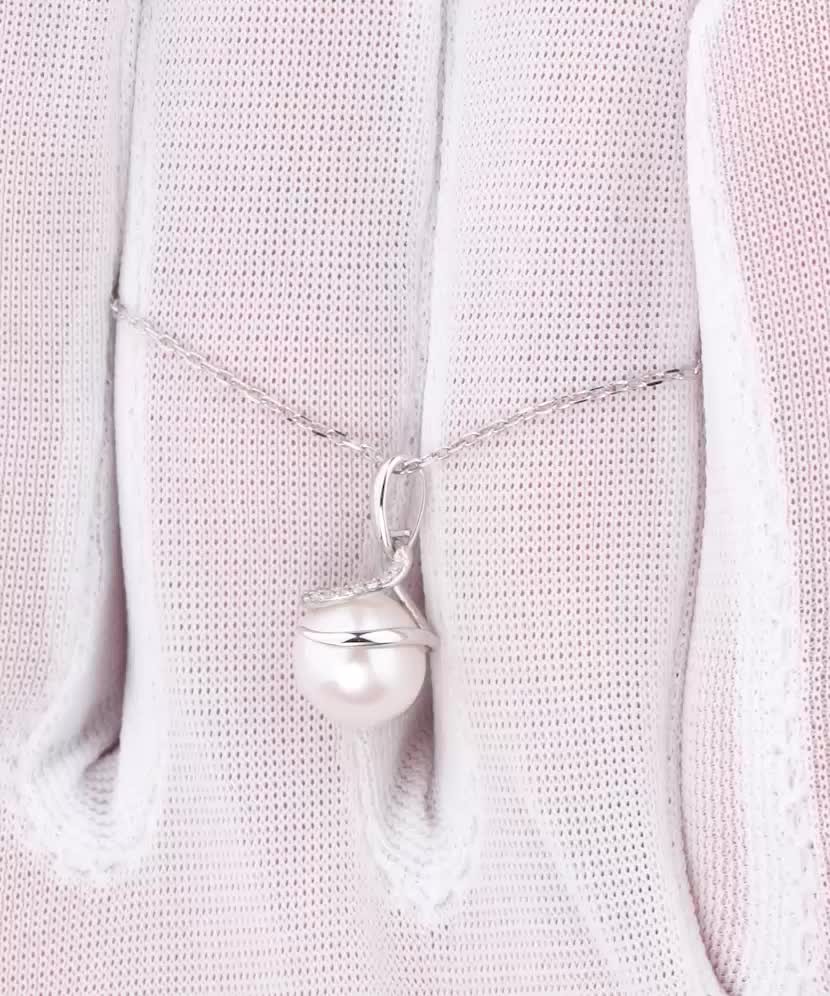 Gold chain with pearl and diamonds