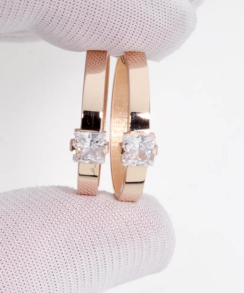 Gold earrings with zircons