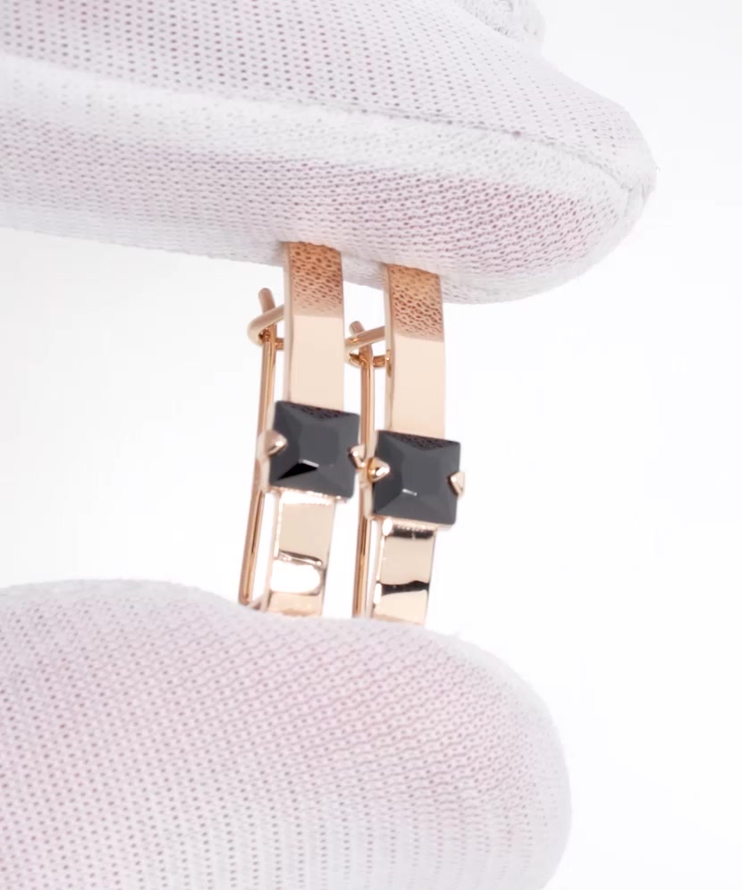 Gold earrings with onyx