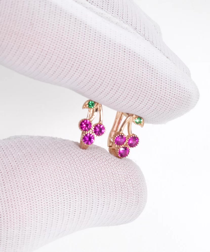 Gold earrings with zircons