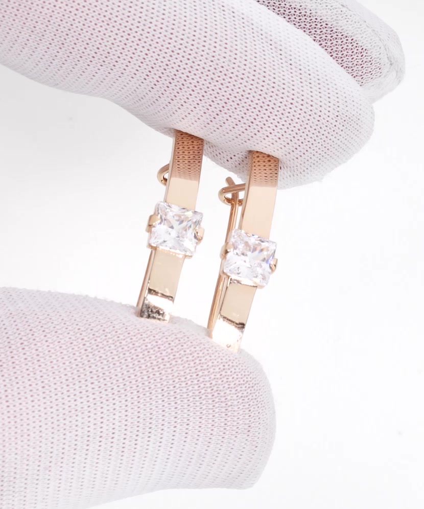 Gold earrings with zircons
