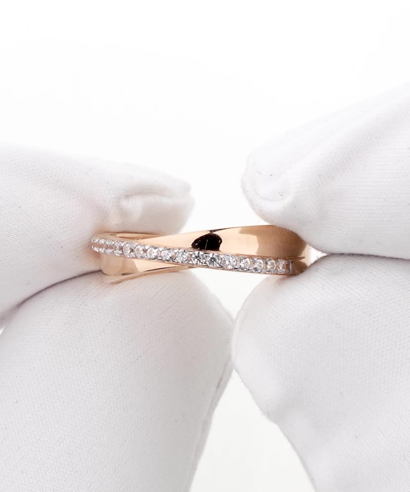 Gold ring with zircons