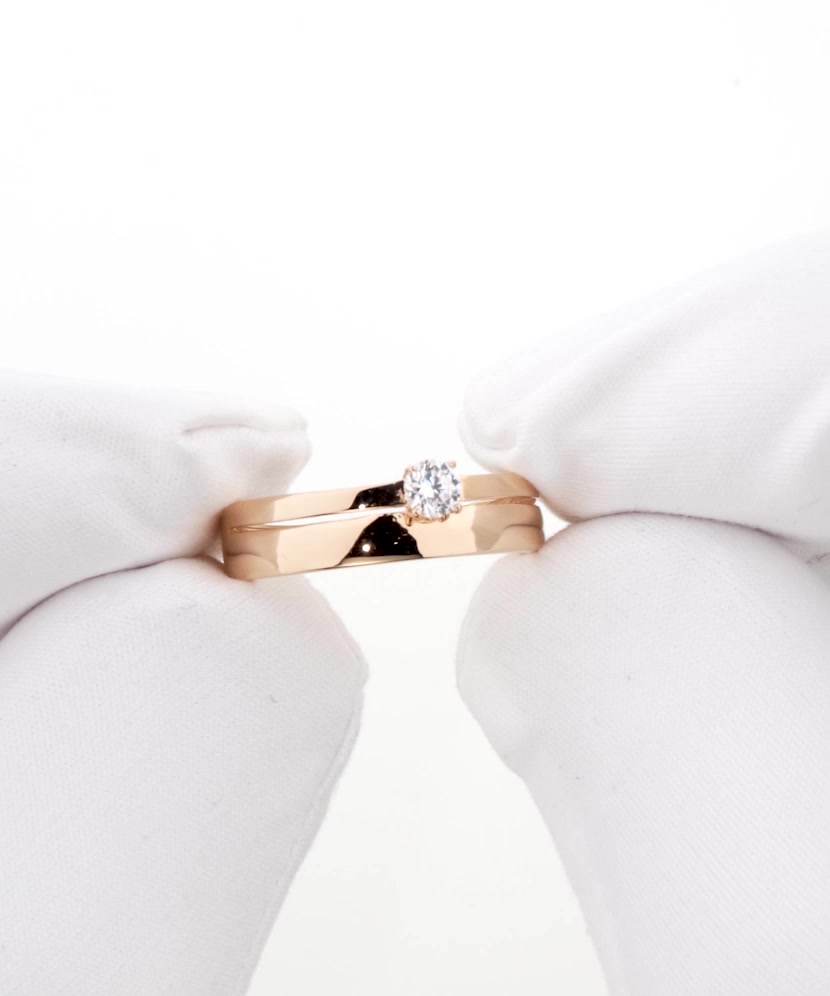 Gold ring with zirconium