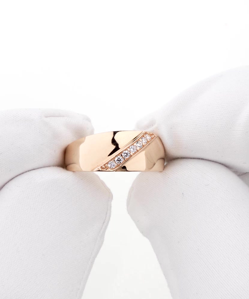 Gold ring with zircons