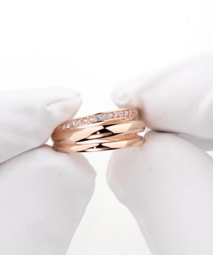 Gold ring with zircons