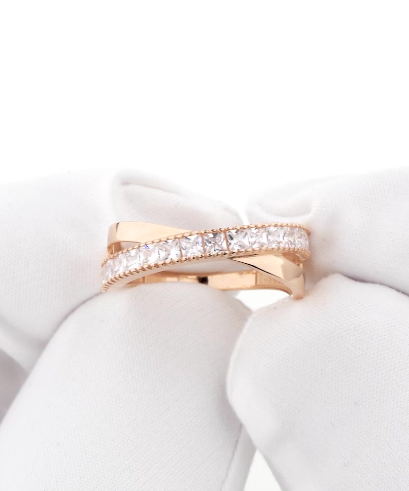 Gold ring with zircons