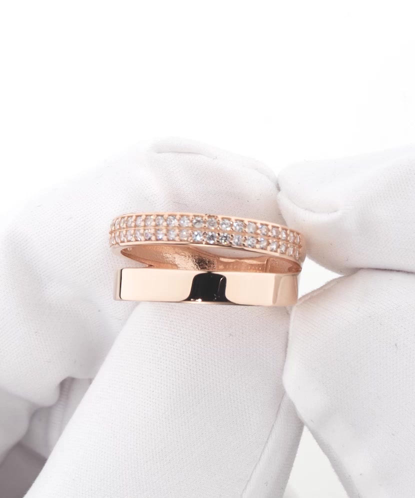 Gold ring with zircons
