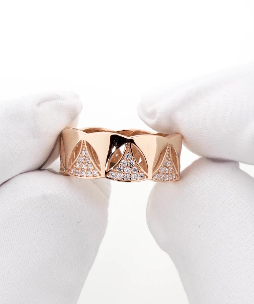 Gold ring with zircons