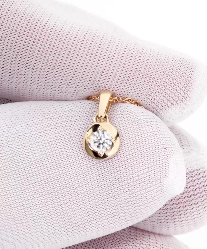 Yellow gold pendant with diamond