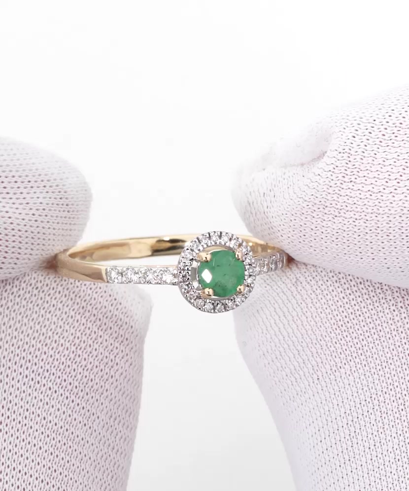 Yellow gold ring with diamonds and emerald