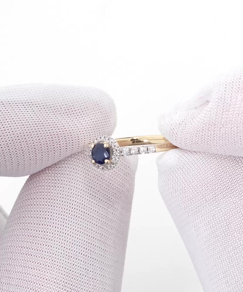 Yellow gold ring with diamonds and sapphire