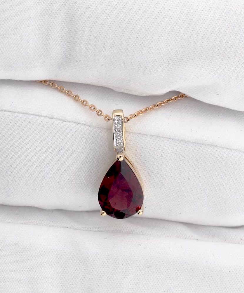 Gold pendant with garnet and diamonds