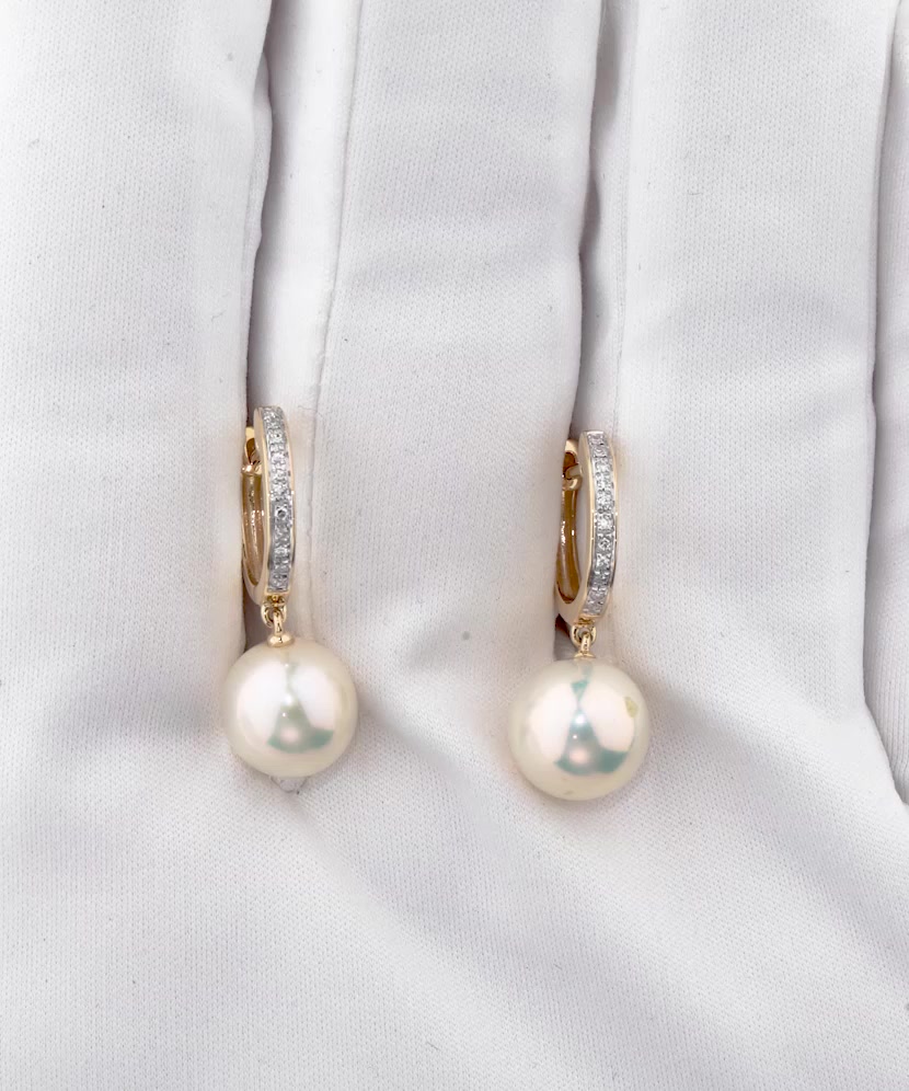 Yellow gold earrings with diamonds and pearls