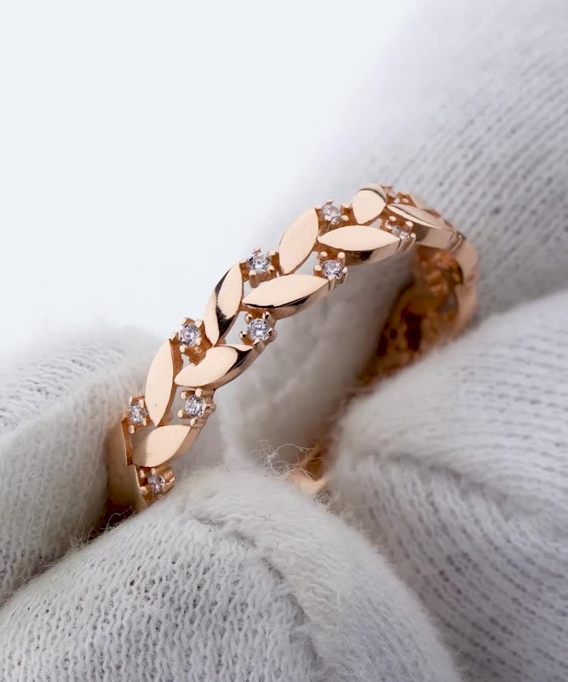 Gold ring with zircons