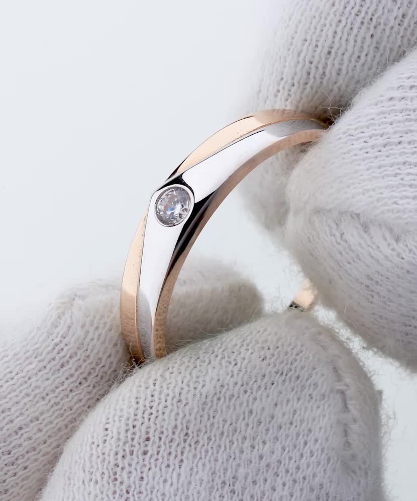 Gold ring with zirconium