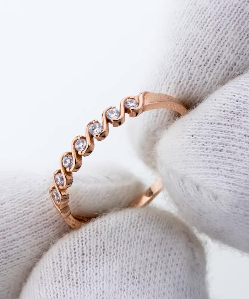 Золотое кольцо с цирконами Золотое кольцо с цирконами