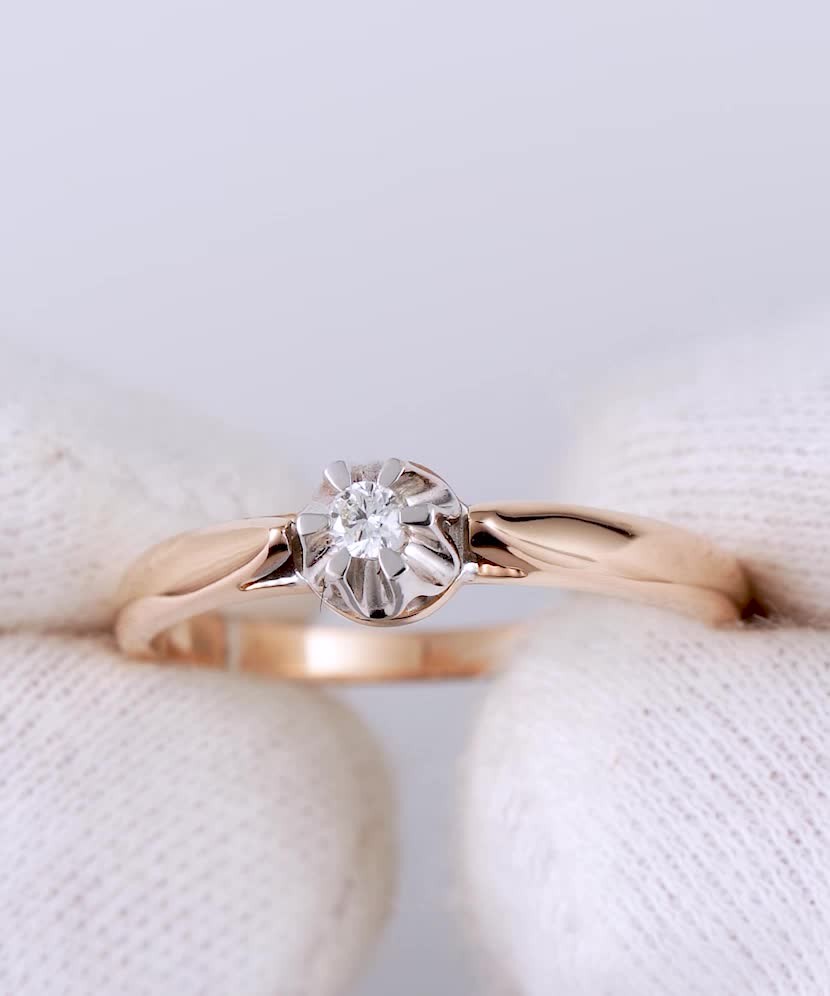 Золотое кольцо с бриллиантом