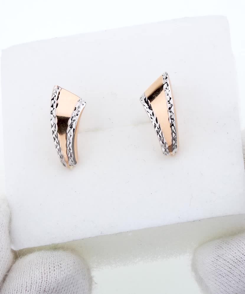 Gold earrings Gold earrings