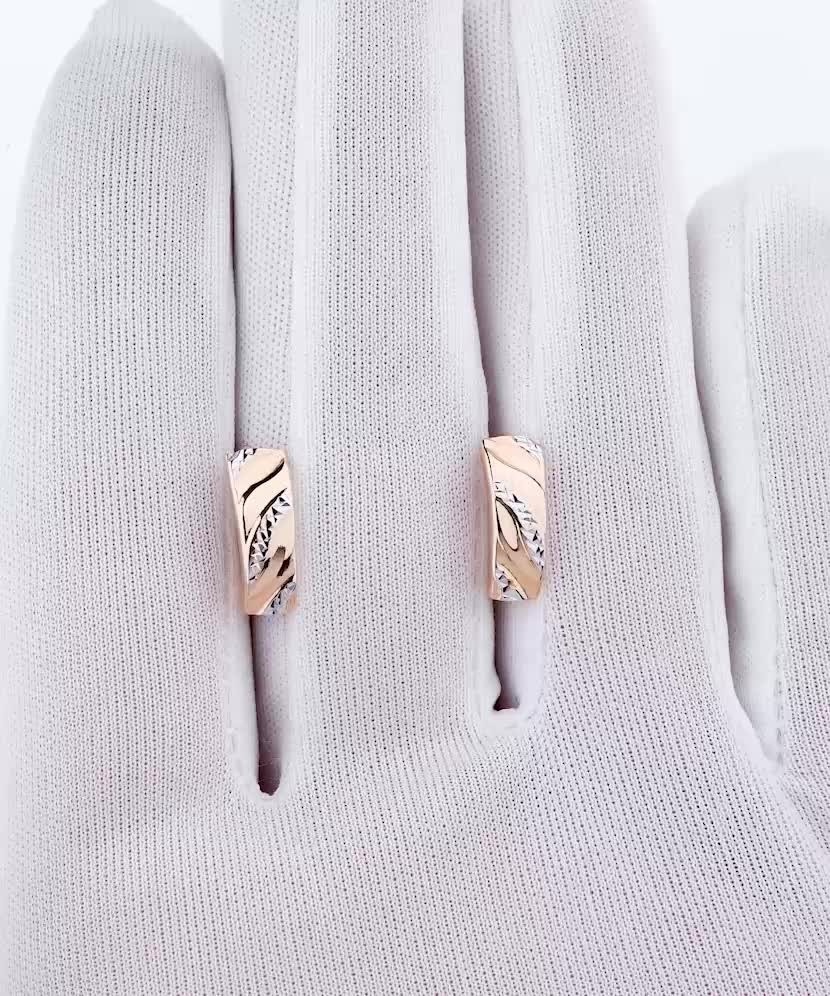 Gold earrings Gold earrings