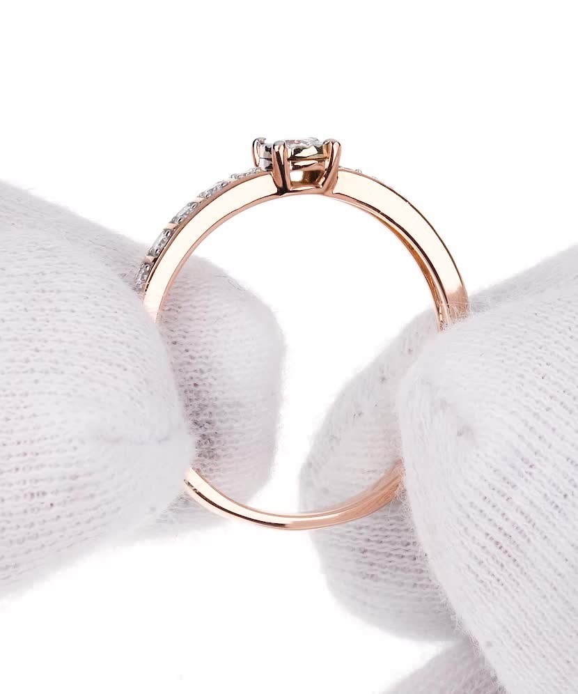 Золотое кольцо с бриллиантами Золотое кольцо с бриллиантами