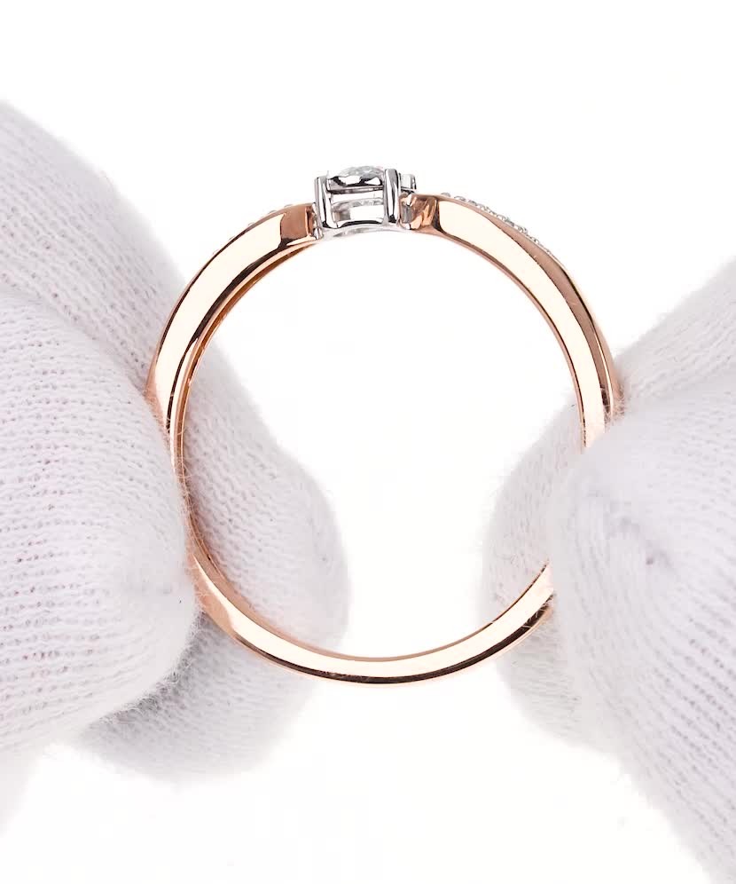 Золотое кольцо с бриллиантом