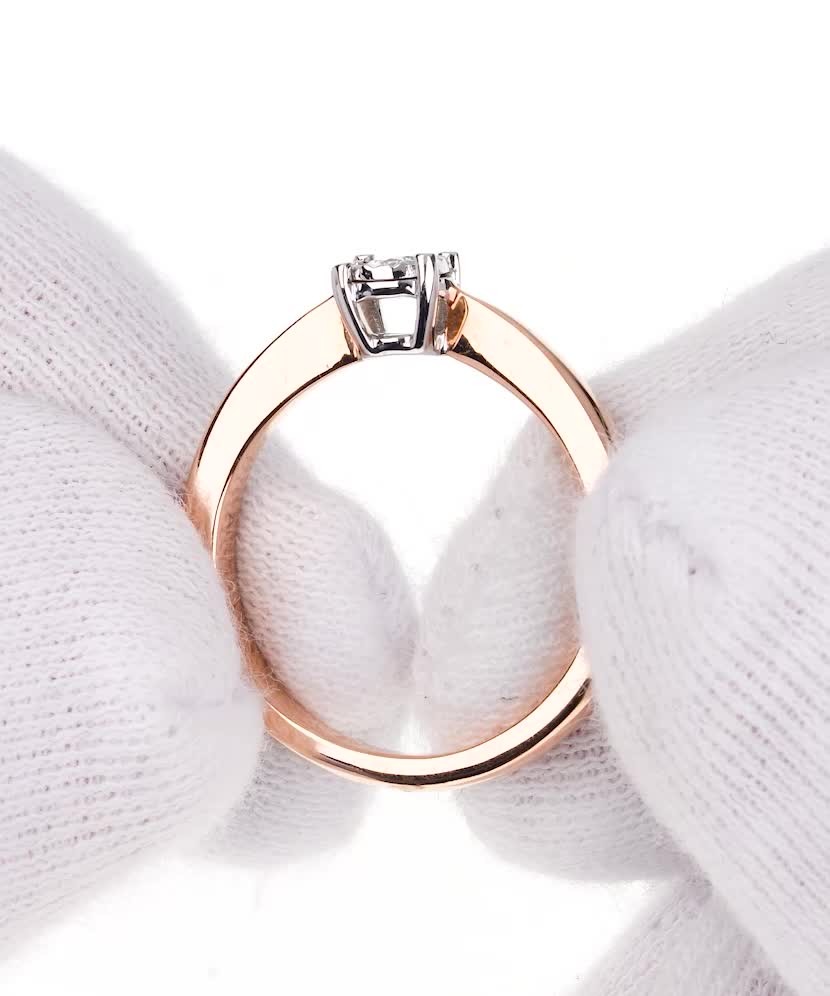 Золотое кольцо с бриллиантами Золотое кольцо с бриллиантами