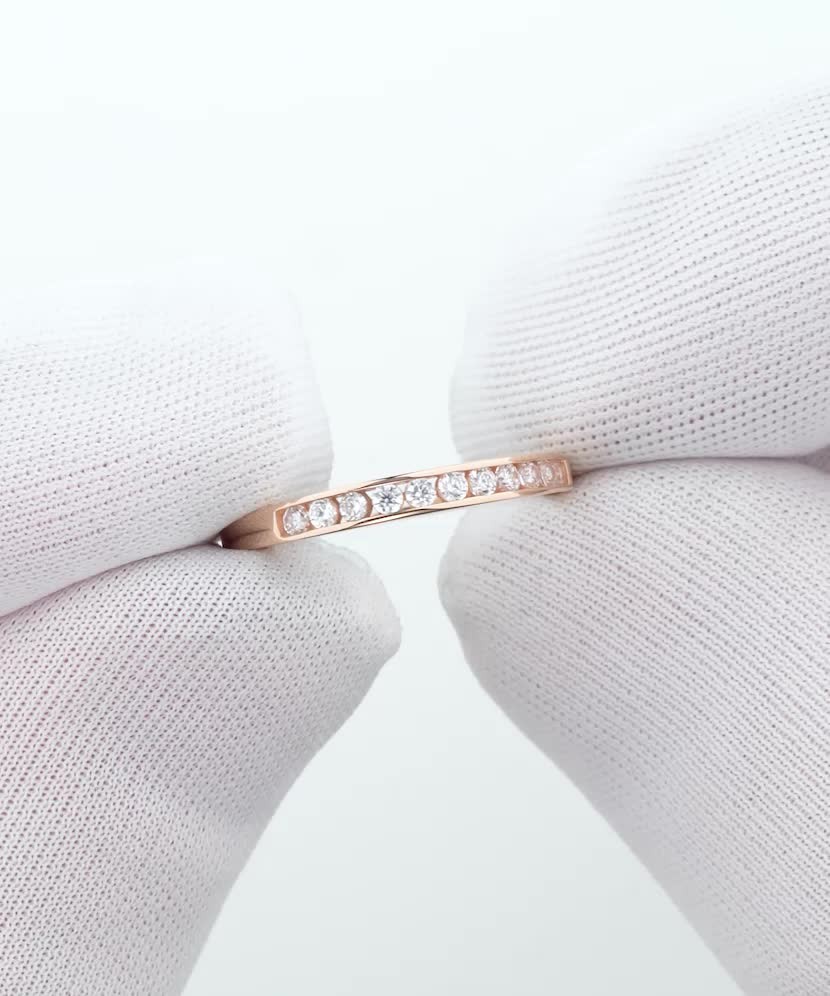 Золотое кольцо с цирконами Золотое кольцо с цирконами