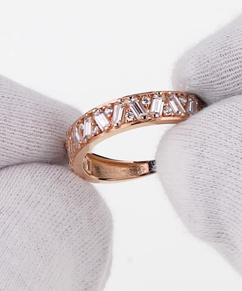 Золотое кольцо с цирконами