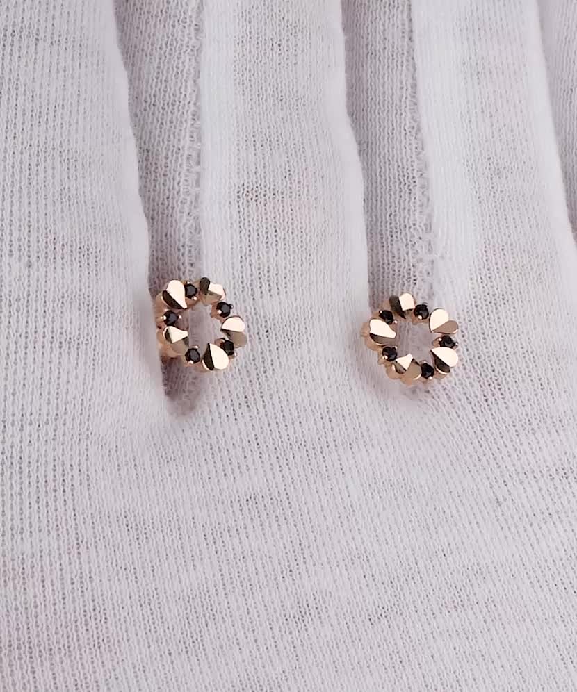 Gold earrings with zircons