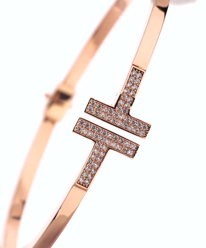 Жёсткий золотой браслет с цирконами Жёсткий золотой браслет с цирконами