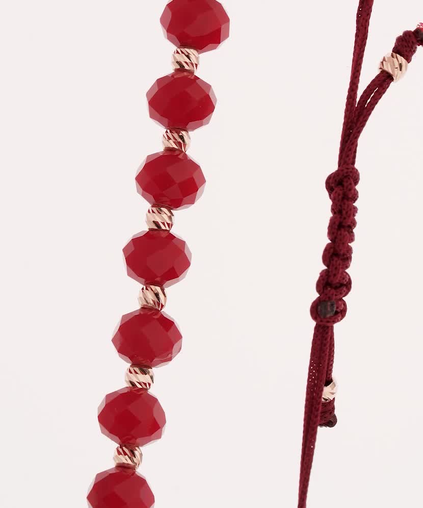 Браслет из красной нити с золотом и ониксом