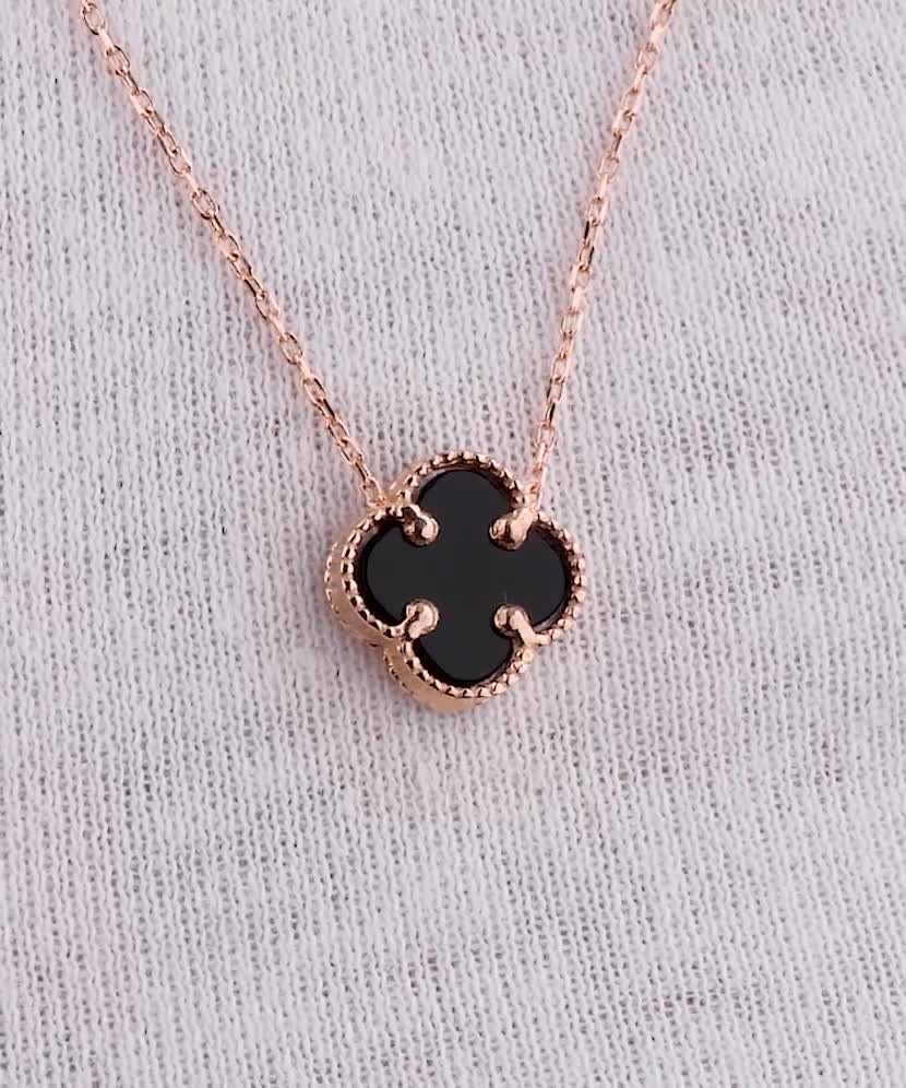 Золотая цепочка с подвеской из оникса Золотая цепочка с подвеской из оникса