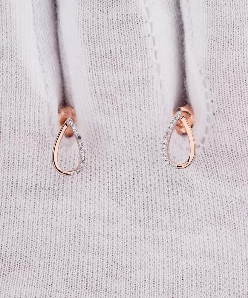 Gold earrings with diamonds