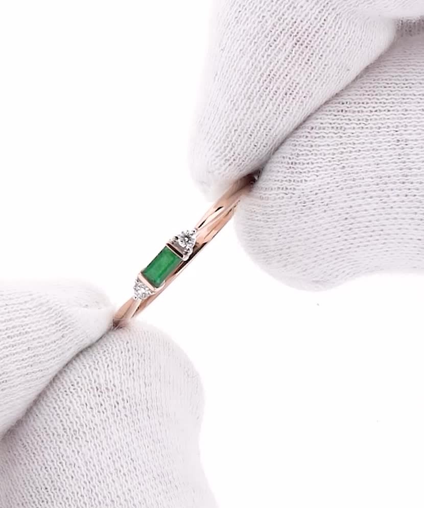 Золотое кольцо с изумрудом и бриллианты