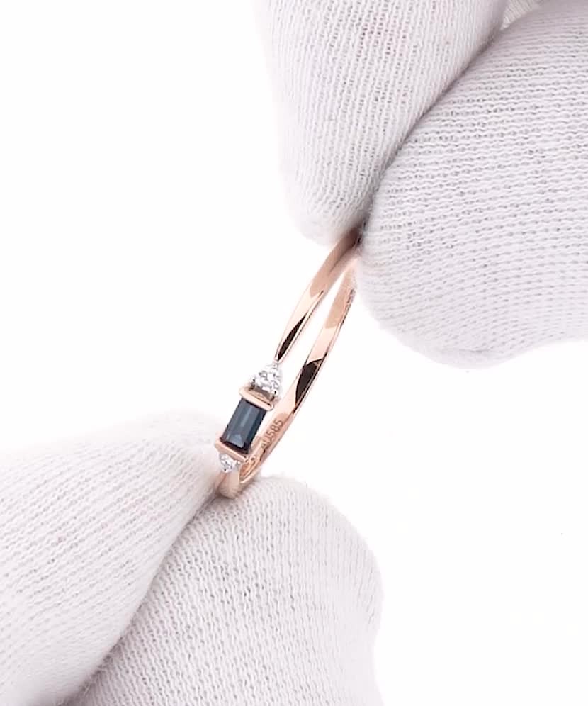 Gold ring with sapphire and diamonds