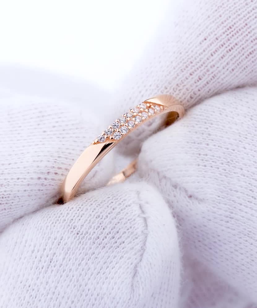 Gold ring with zircons