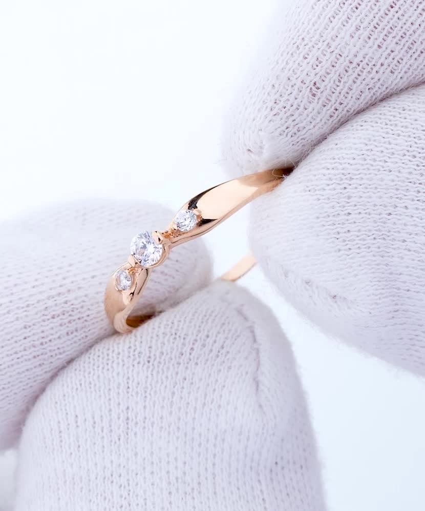 Золотое кольцо с цирконами Золотое кольцо с цирконами