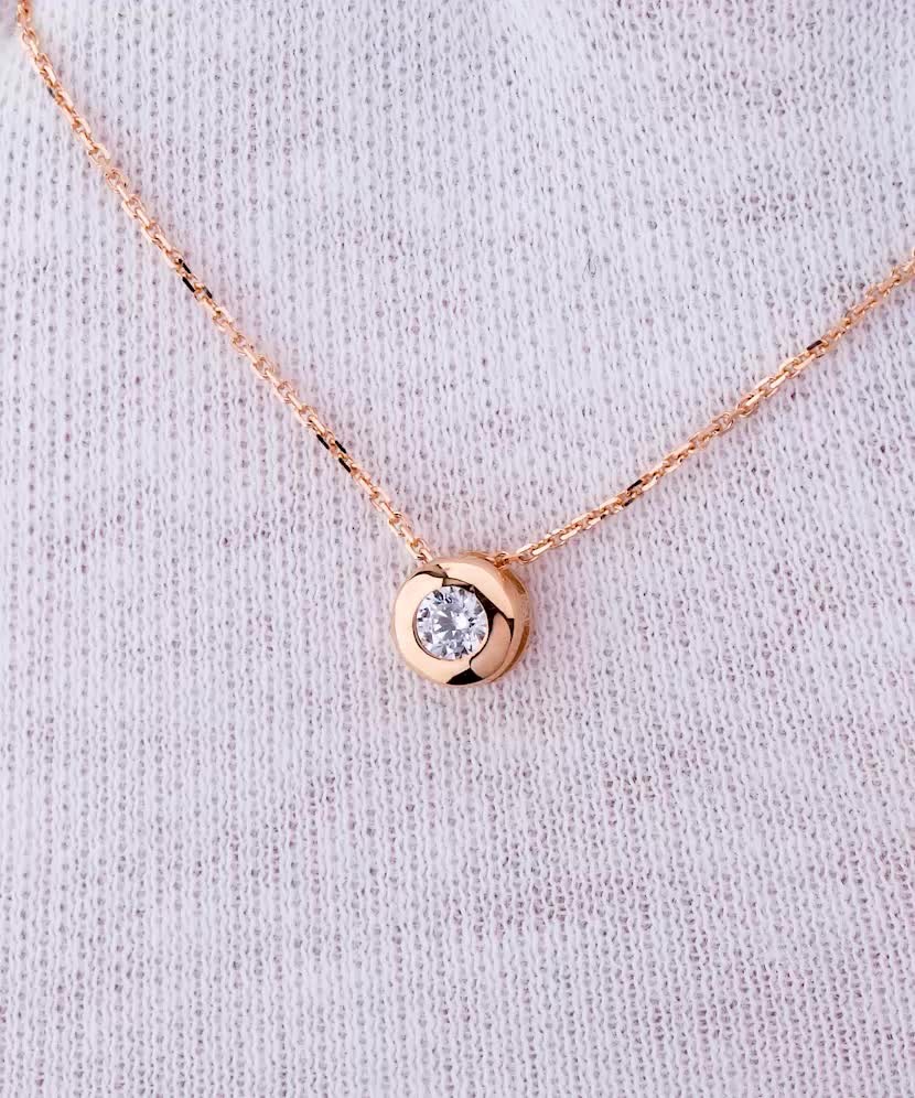 Gold chain with zirconium pendant