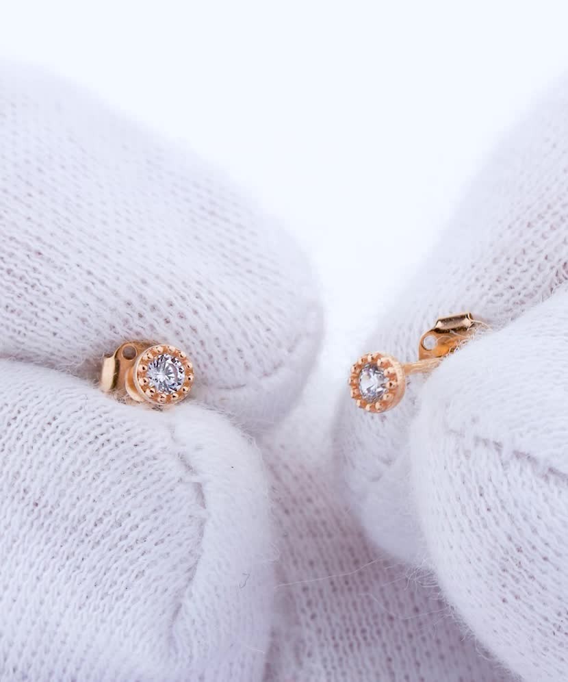 Gold earrings with zircons