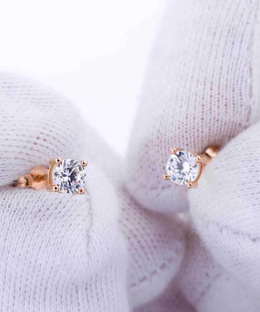 Gold earrings with zircons Gold earrings with zircons